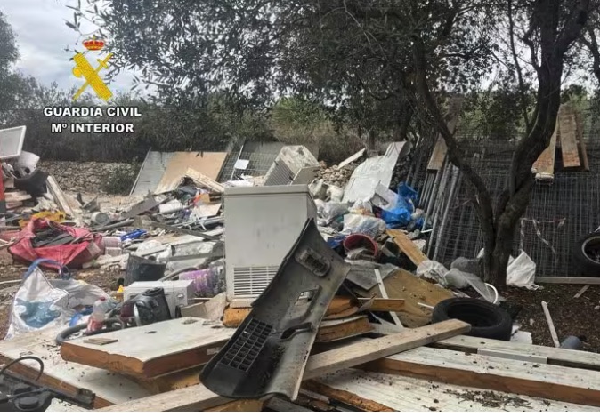 La Guardia Civil denuncia al propietario de una parcela llena de residuos peligrosos en Sant Lluís, Menorca