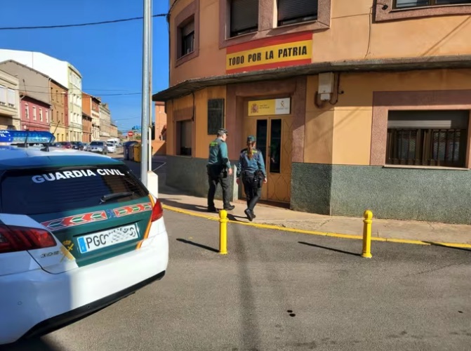 La Guardia Civil investiga en Sevilla a dos hombres por estafar 1.400 euros a un varón al pedir servicios sexuales
