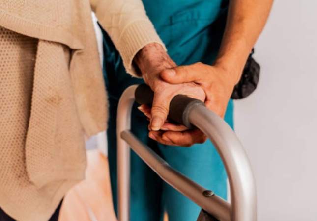 Detenido un enfermero en Barcelona por robar 17.000 euros a una anciana fallecida tras pedirle dinero para un negocio