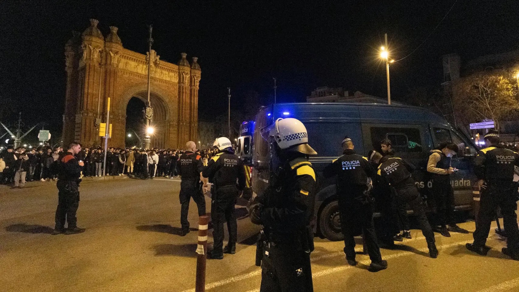 Una convocatoria viral de 'therians' en Barcelona acaba en caos: 3.000 curiosos y cinco detenidos por vandalismo