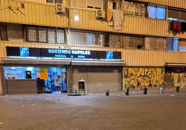 El barrio de la Mina, fuera de control: pánico por más de 20 disparos al aire de madrugada en la plaza Camarón