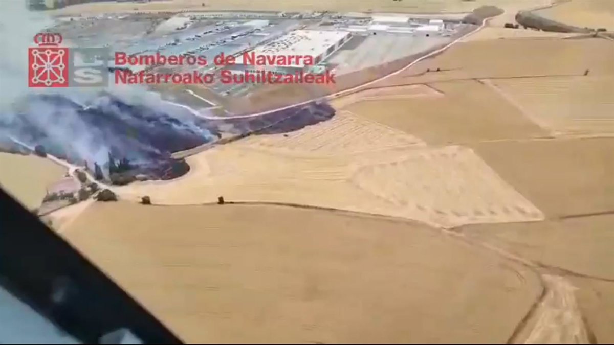 Incendio en un campo sin cosechar daña aleros de viviendas en Óriz (Navarra)