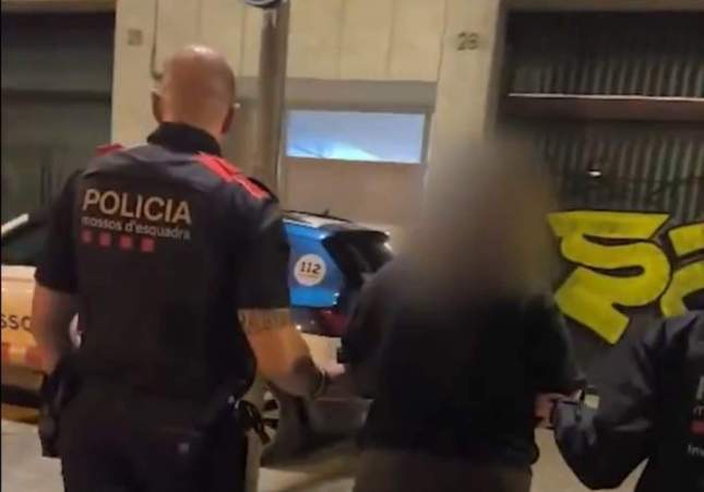 Dos mujeres engañan a un anciano para limpiar su casa y le roban joyas valoradas en más de 4.000 euros en Nou Barris