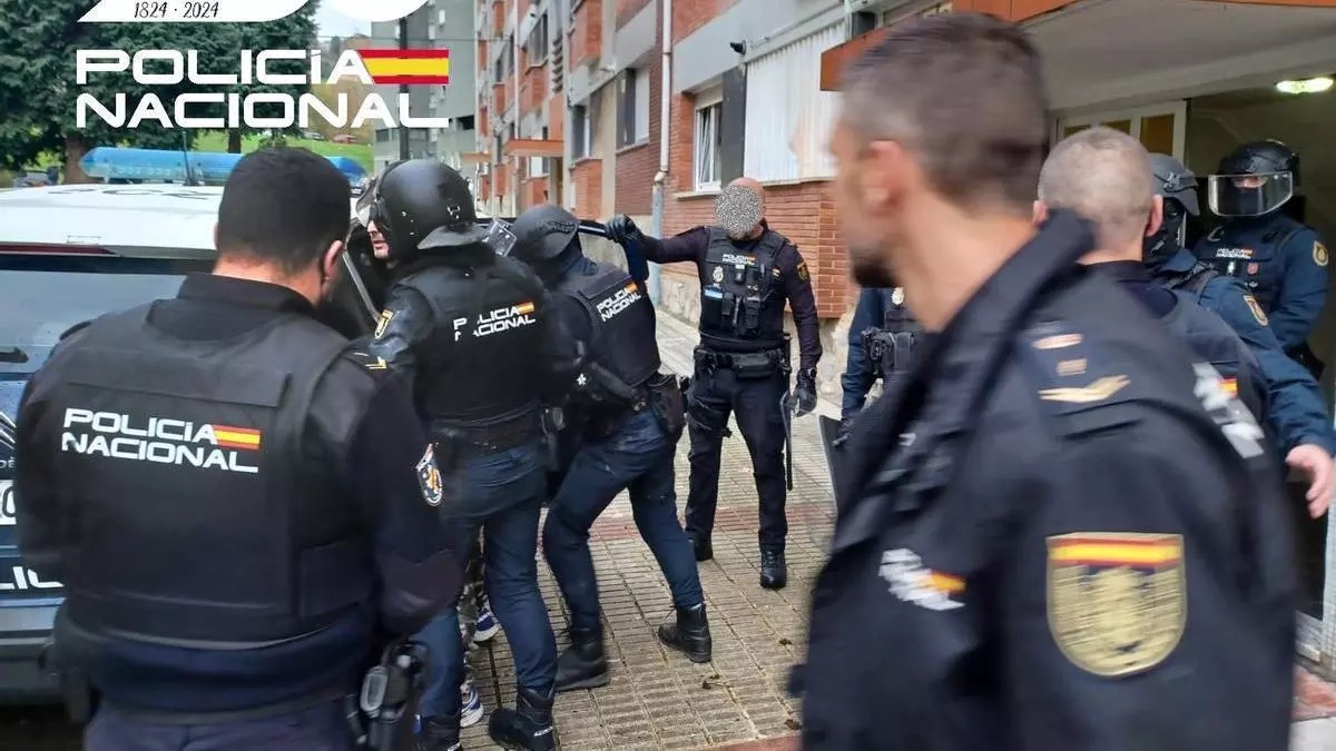 La Policía Nacional libera a una mujer retenida por su pareja durante diez días bajo amenazas de muerte y agresiones