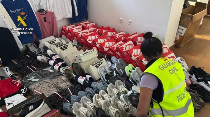 La Guardia Civil interviene más de 400 prendas deportivas falsificadas en un bazar de Bollullos Par del Condado