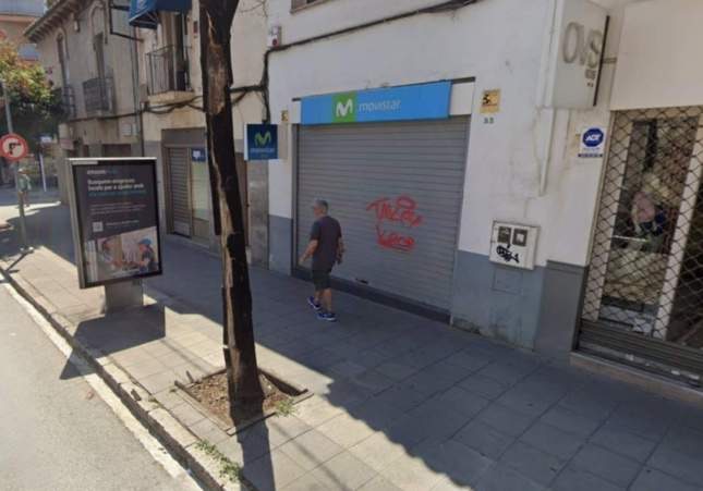 Tres encapuchados atracan con violencia una tienda Movistar en Mollet del Vallès tras amenazar a la empleada