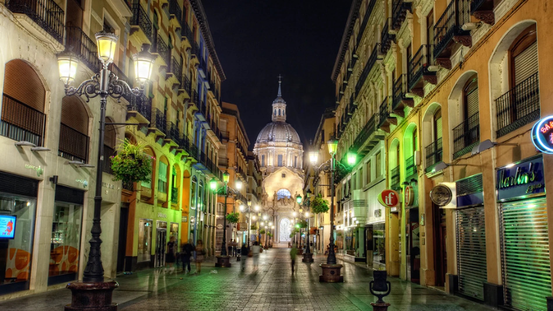El ladrón huye con la nariz sangrando, semidesnudo y sin cartera tras ser sorprendido en pleno robo en un bar