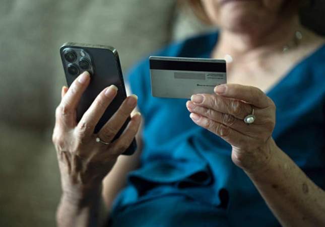 Estafada una vecina de Barcelona tras comprar en una web: cargo no autorizado de 115,83 €