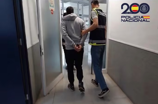 Detienen en Girona a dos hombres por tenencia de pornografía infantil, uno de ellos intentó crear imágenes con IA