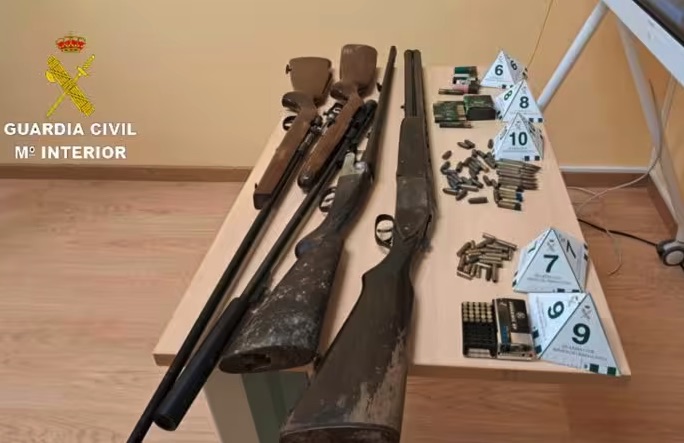 La Guardia Civil halla un arsenal de armas en el domicilio del atracador de la gasolinera de Guillarei