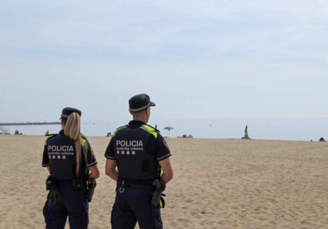 Una pelea con machetes deja un herido grave durante la verbena de Sant Joan en la playa de Barcelona