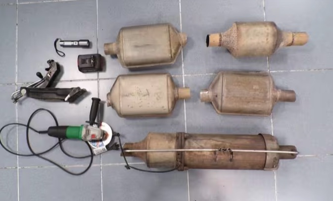 Detenidos tres hombres en Igualada acusados de robar hasta 30 catalizadores de coches en Catalunya