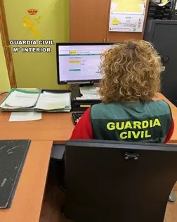 Detenido en Alicante por vaciar 900 euros de la cuenta de un vecino de León usando la estafa del falso SMS de la DGT