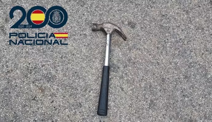 Detenido tras agredir a su casero con un martillo y amenazar a su expareja en Palma