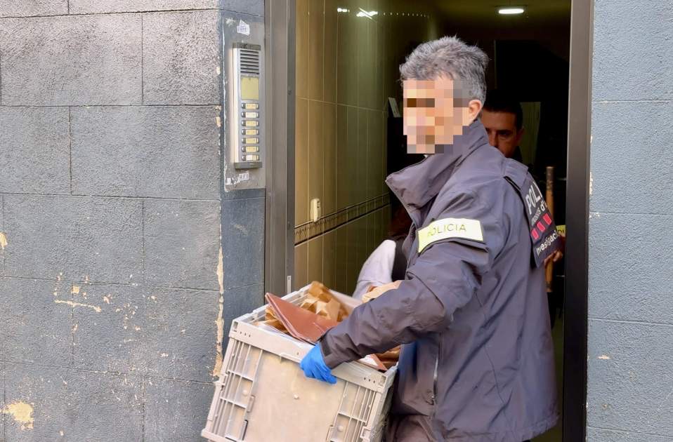 Detenido en L'Hospitalet un hombre acusado de asesinar a cuchilladas a su mujer en el domicilio familiar