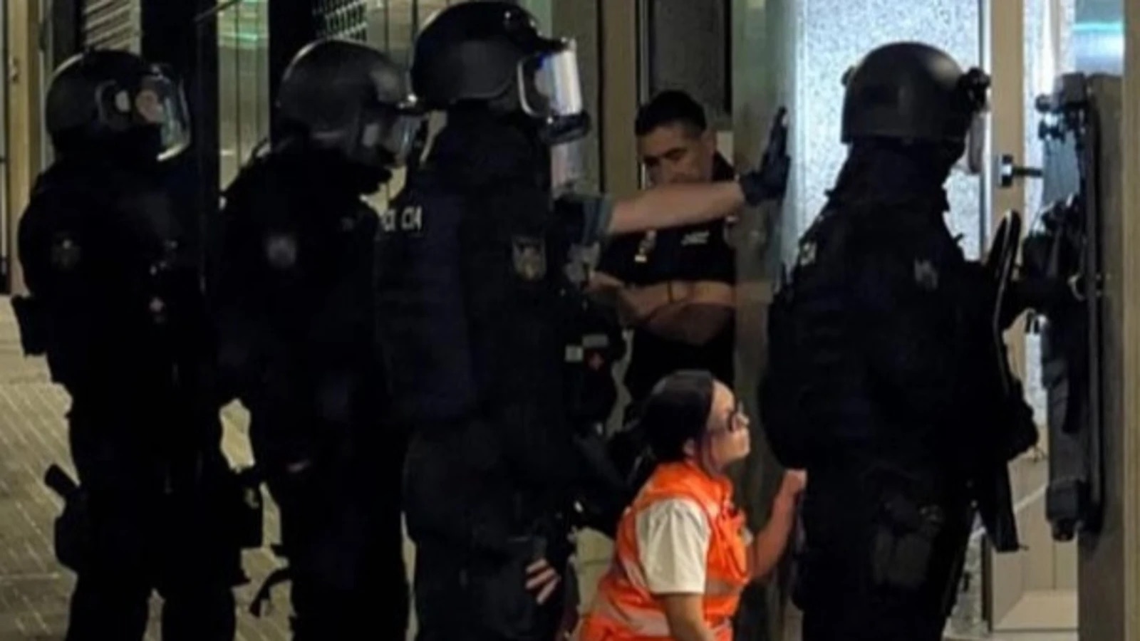 La Policía Nacional evita el suicidio de un hombre que amenazaba con una escopeta en un portal de A Coruña