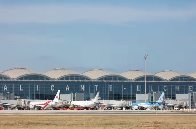 Detenido un hombre por amenazar con un cuchillo en el cuello a un conductor de VTC en el aeropuerto de Alicante-Elche