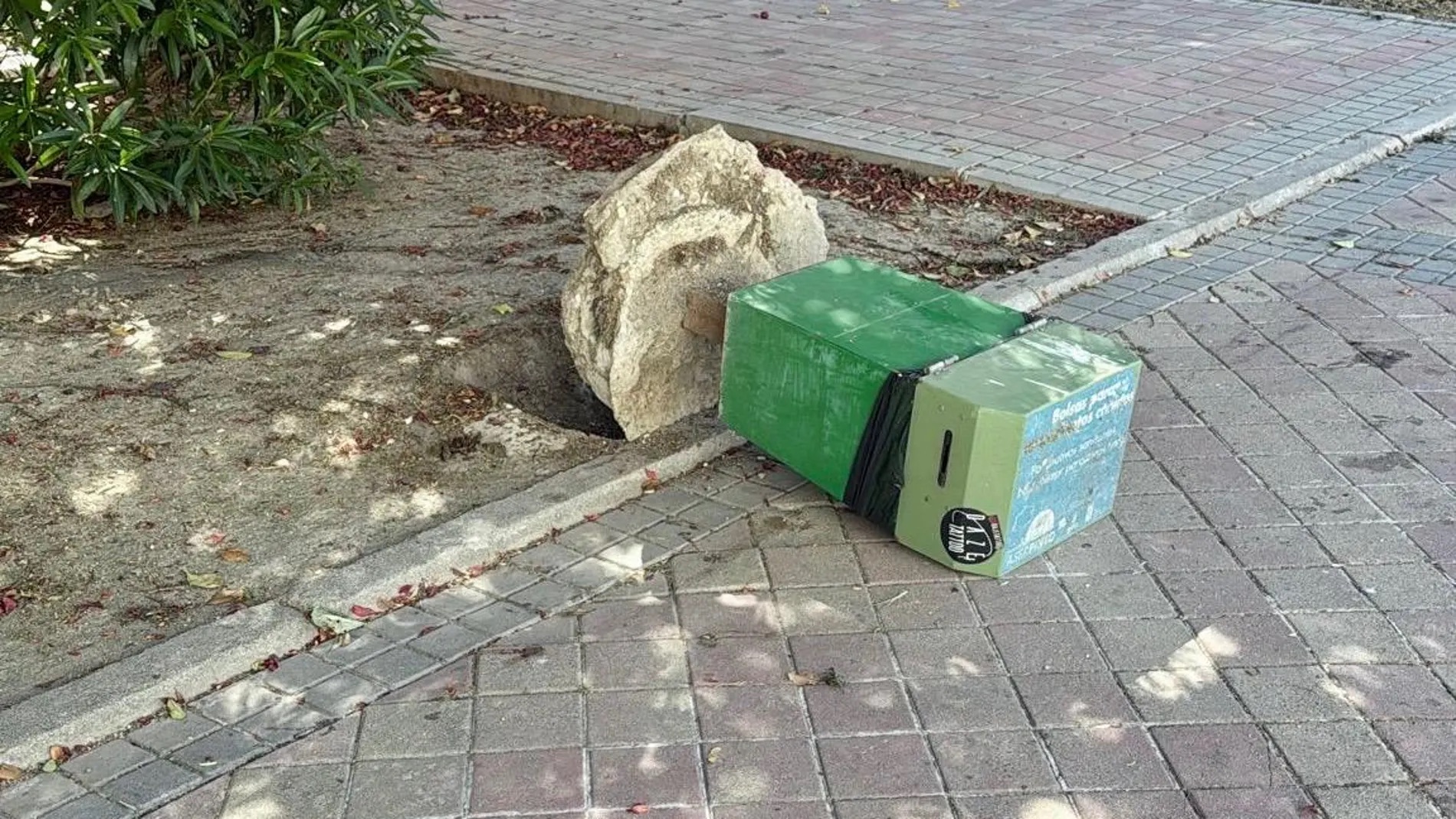 La Policía Local de Pinto identifica al responsable de destruir papeleras, conocido como "la pesadilla de las papeleras"