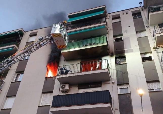 Un virulento incendio en Sarrià de Ter (Girona) deja una veintena de heridos y obliga a evacuar un edificio entero
