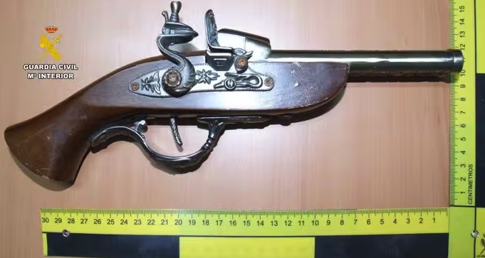 Detenido por maniatar y amenazar con pistola falsa a un hombre de 90 años para robarle 2.000 euros en Almería