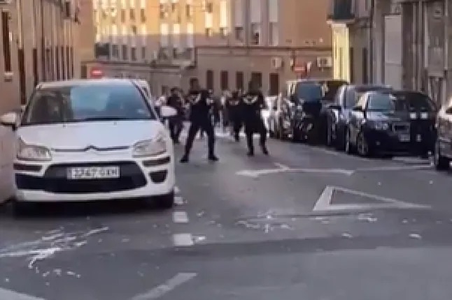 17 detenidos y dos heridos en una pelea entre vecinos y una empresa de ‘desokupación’ en Vallecas