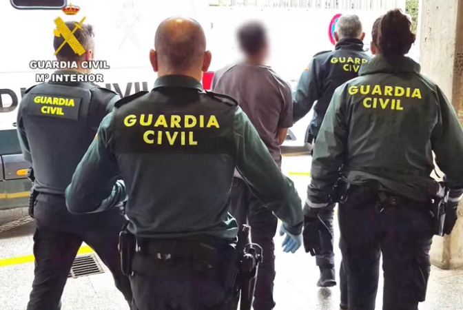 Detenido en Bezana tras intentar robar un coche, morder a sanitarios y agredir a guardias civiles