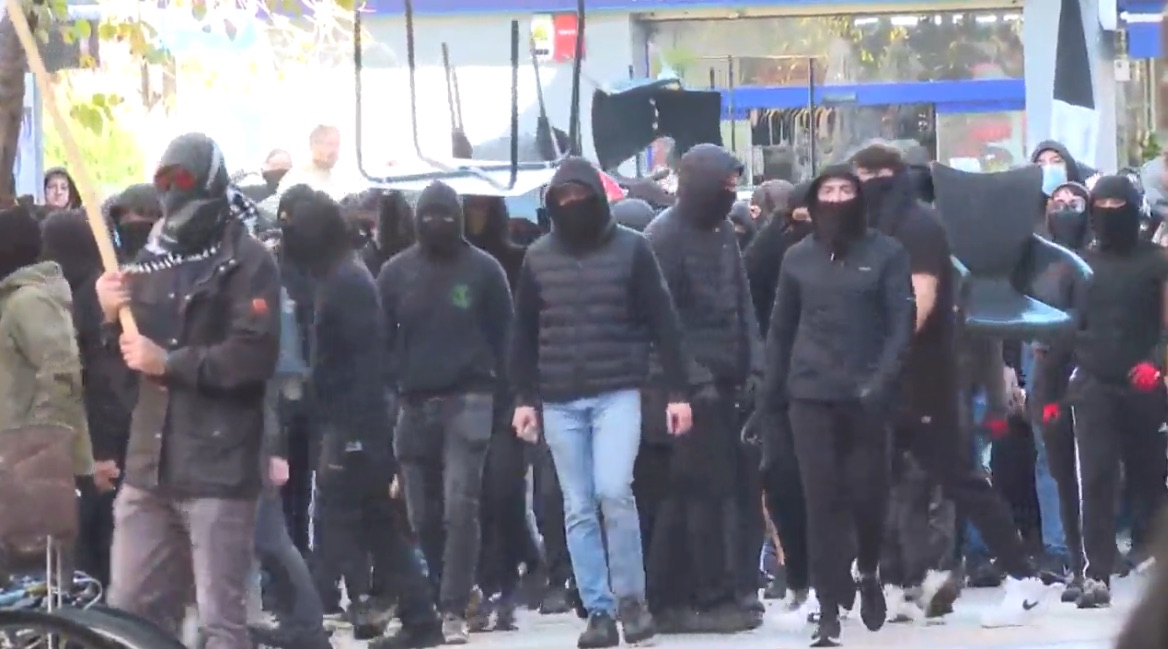 Batalla campal en Vitoria: 17 detenidos y 20 ertzainas heridos en los disturbios contra un acto de Falange
