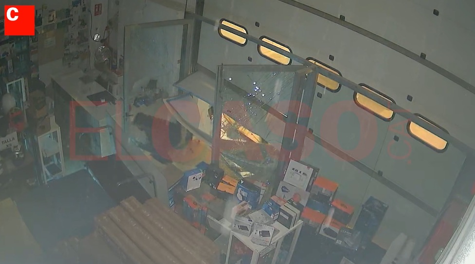 Roban en dos minutos una tienda de informática en Badalona empotrando un coche en un nuevo alunizaje exprés