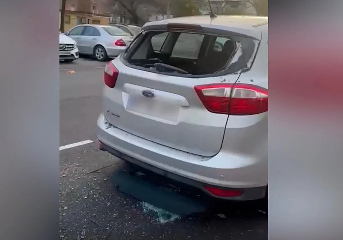 Quince coches aparecen con las lunas traseras rotas en hilera junto al estadio de El Fontanar en Córdoba