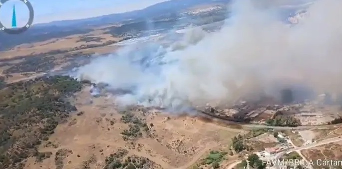 Desalojos y emergencia por un incendio forestal en Botafuegos, Algeciras