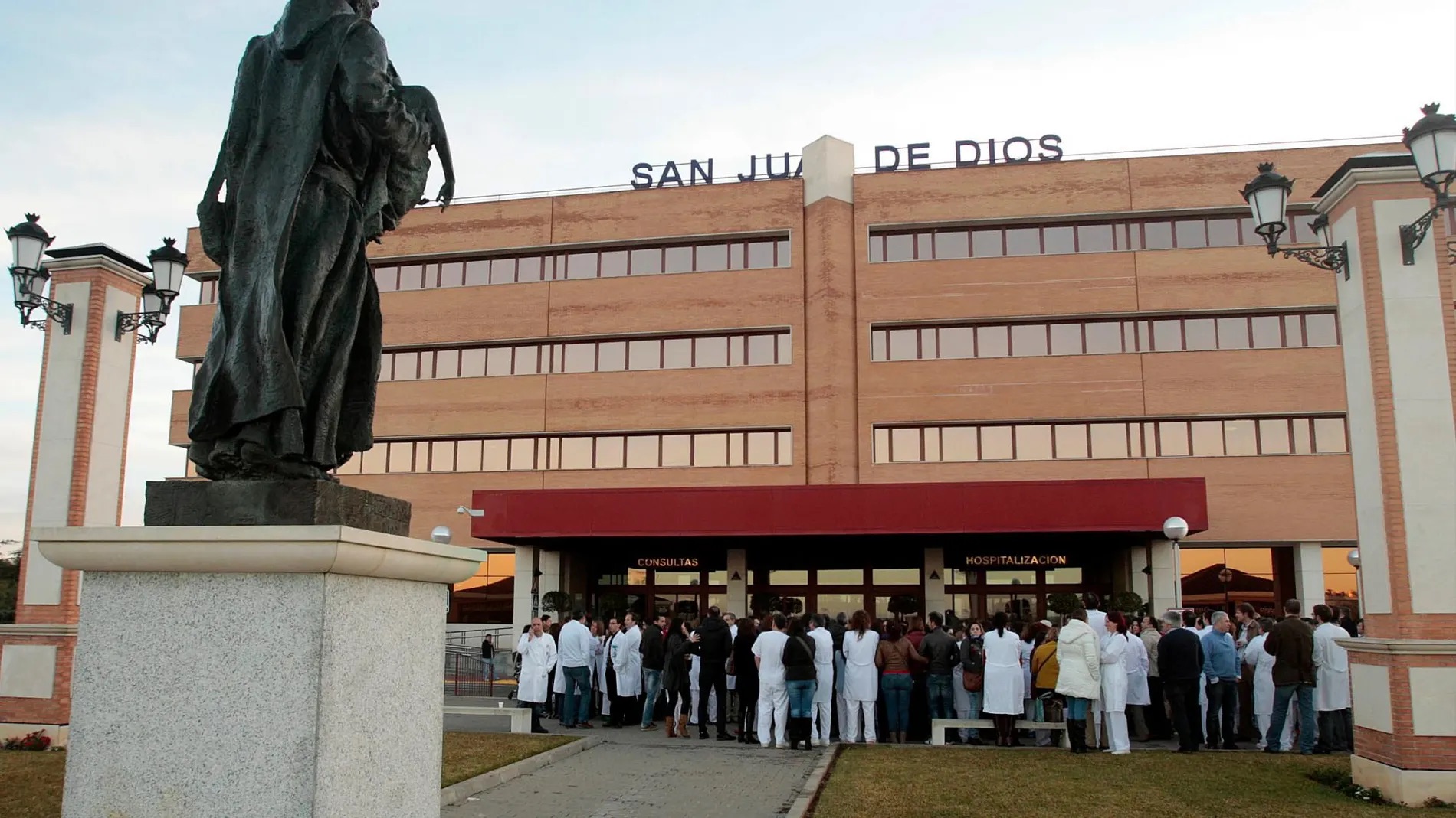 Detenido un hombre tras irrumpir armado con un hacha en el Hospital San Juan de Dios y amenazar a una trabajadora