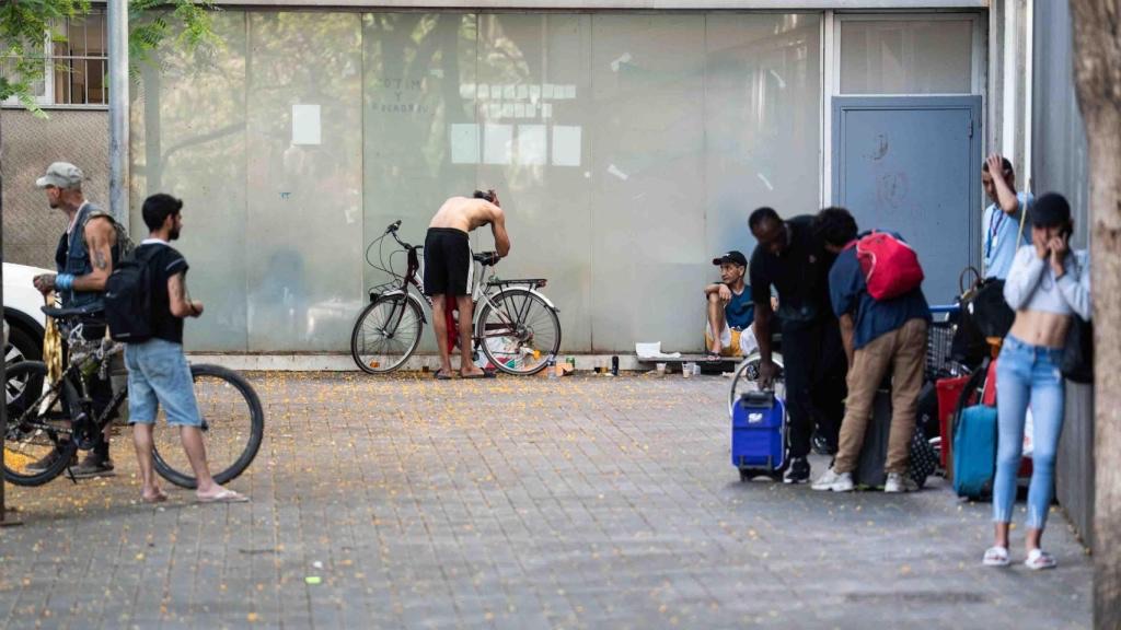 Vecinos del Raval denuncian "impunidad total" ante el mercado ilegal de fármacos