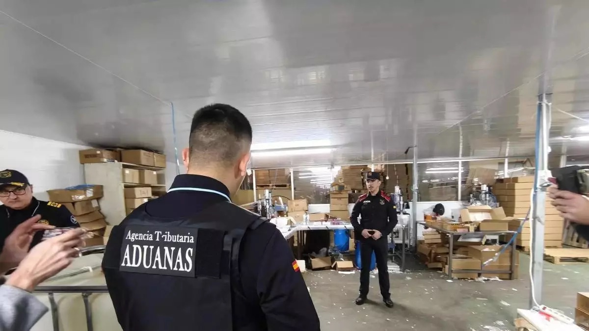 Desmantelada en Girona la mayor fábrica de perfumes falsos de Europa, capaz de producir 4 millones de frascos al año
