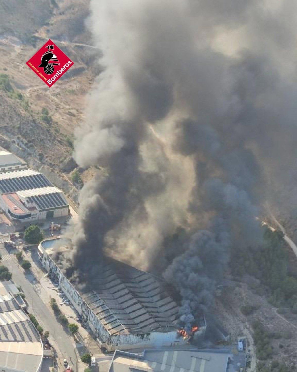 Incendio en una nave de platos de ducha en Aspe (Alicante)