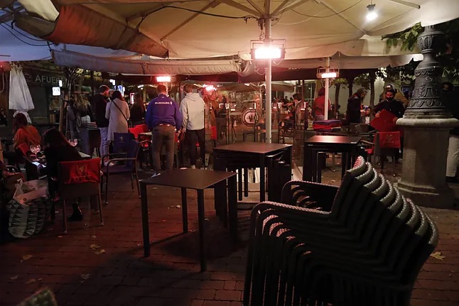 Reyerta multitudinaria con cuchillos y palos en la plaza de Santa Ana de Madrid se salda con cuatro detenidos