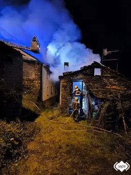 Un incendio calicina por completo una vivienda deshabitada de madrugada en San Tirso de Abres