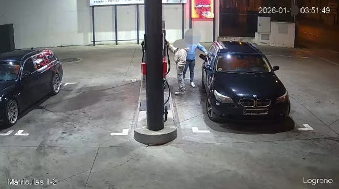 Detenidos dos estafadores en Logroño por repostar con una tarjeta robada y tapar las matrículas con cinta adhesiva
