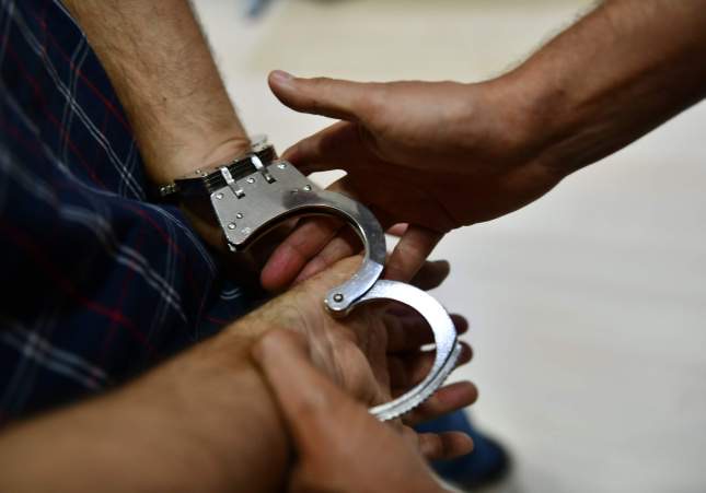 Dos menores de 17 años detenidos por robar en tres casas de Castelldefels la misma noche: uno salió de centro de menores