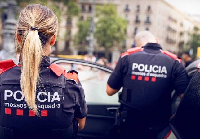 Mossos detienen en Barcelona a mujer de 42 años por traficar menores somalíes hacia norte de Europa vía El Prat