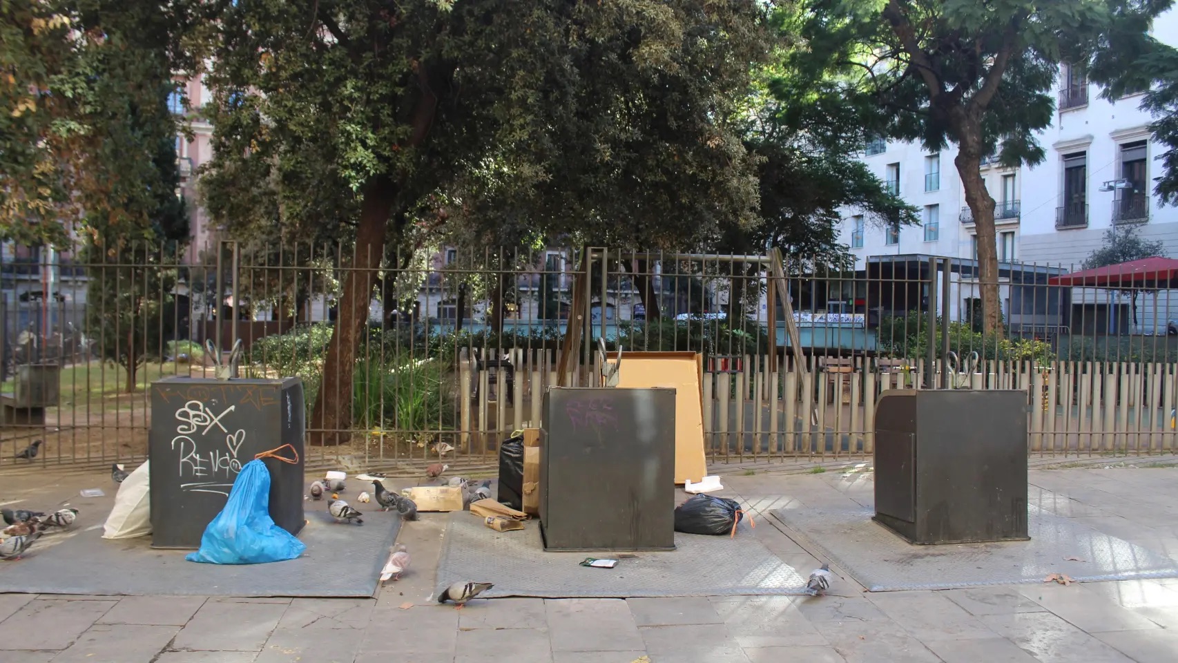 Vecinos del Gòtic se unen contra inseguridad, suciedad y narcolocales: "Todos los días pienso en mudarme"