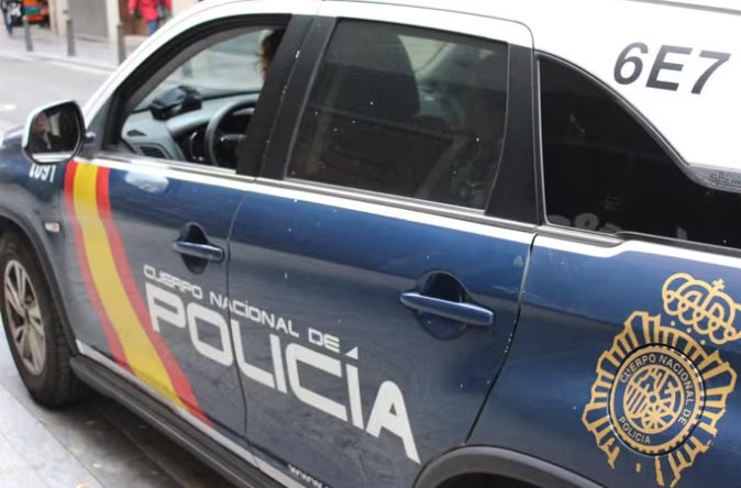 Detenido en Ourense por saquear cuatro coches en O Vinteún usando tapas de alcantarilla para romper los cristales