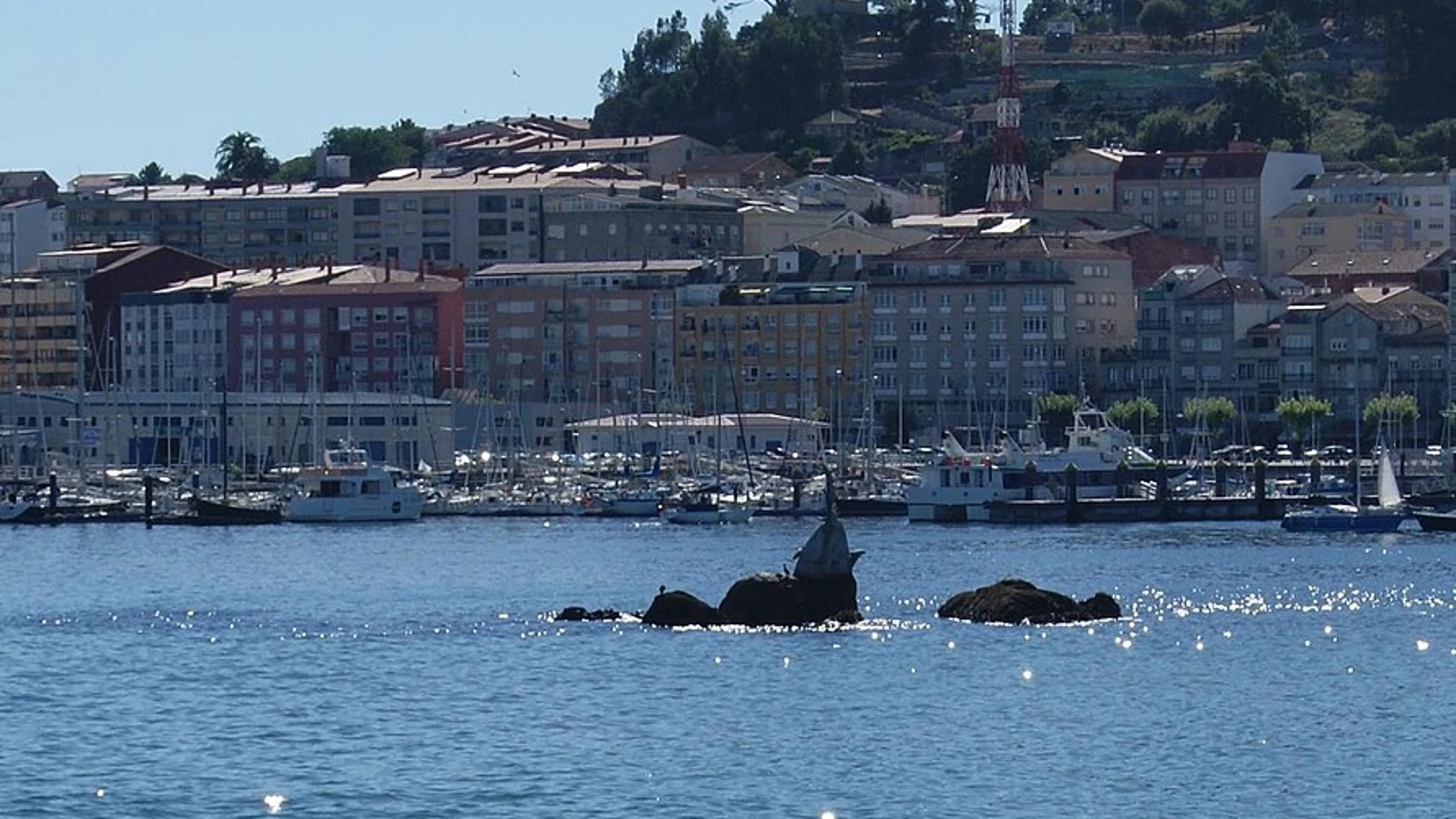 Incendio en el muelle de Vilariño (Cangas, Pontevedra): arrasados un yate y cientos de nasas