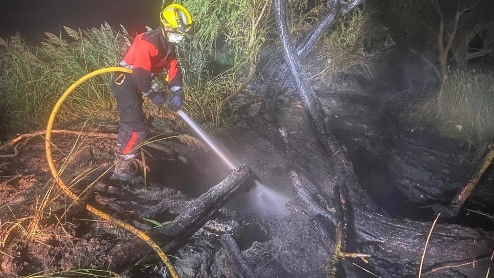 Dos incendios nocturnos, uno de ellos por un rayo, movilizan a los bomberos en dos pedanías de Cuenca