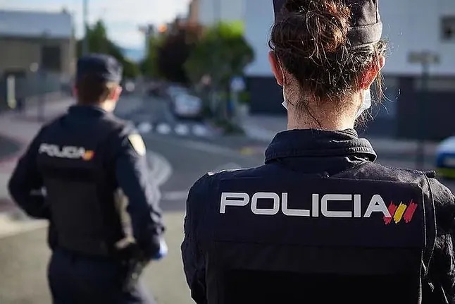 Detenidos dos atracadores, uno de ellos menor, por asaltar comercios a punta de pistola en Villa de Vallecas
