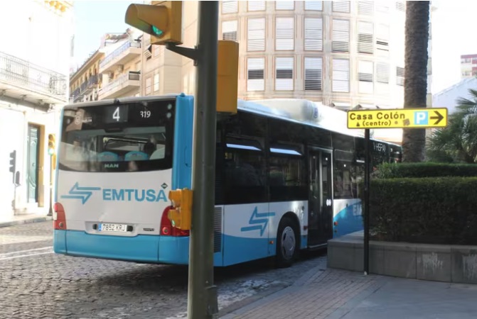Agredido un conductor de autobús en Huelva tras intentar evitar el acoso a una pasajera