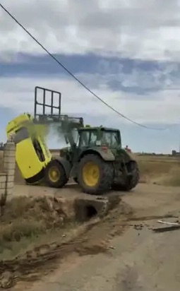 Detenido un agricultor en León por volcar con su tractor el coche de un cobrador de morosos