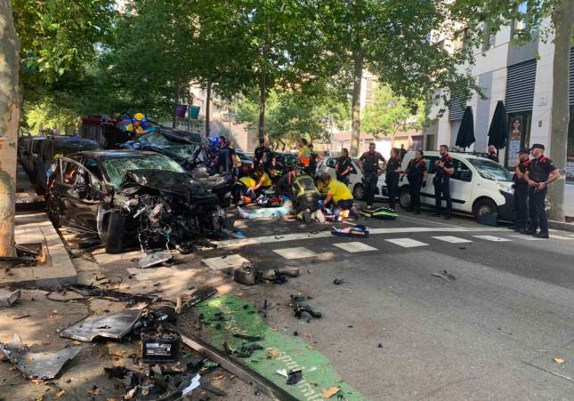 Dos muertos y una mujer en estado grave al empotrarse un coche fugado contra otro parado en un semáforo en Barcelona