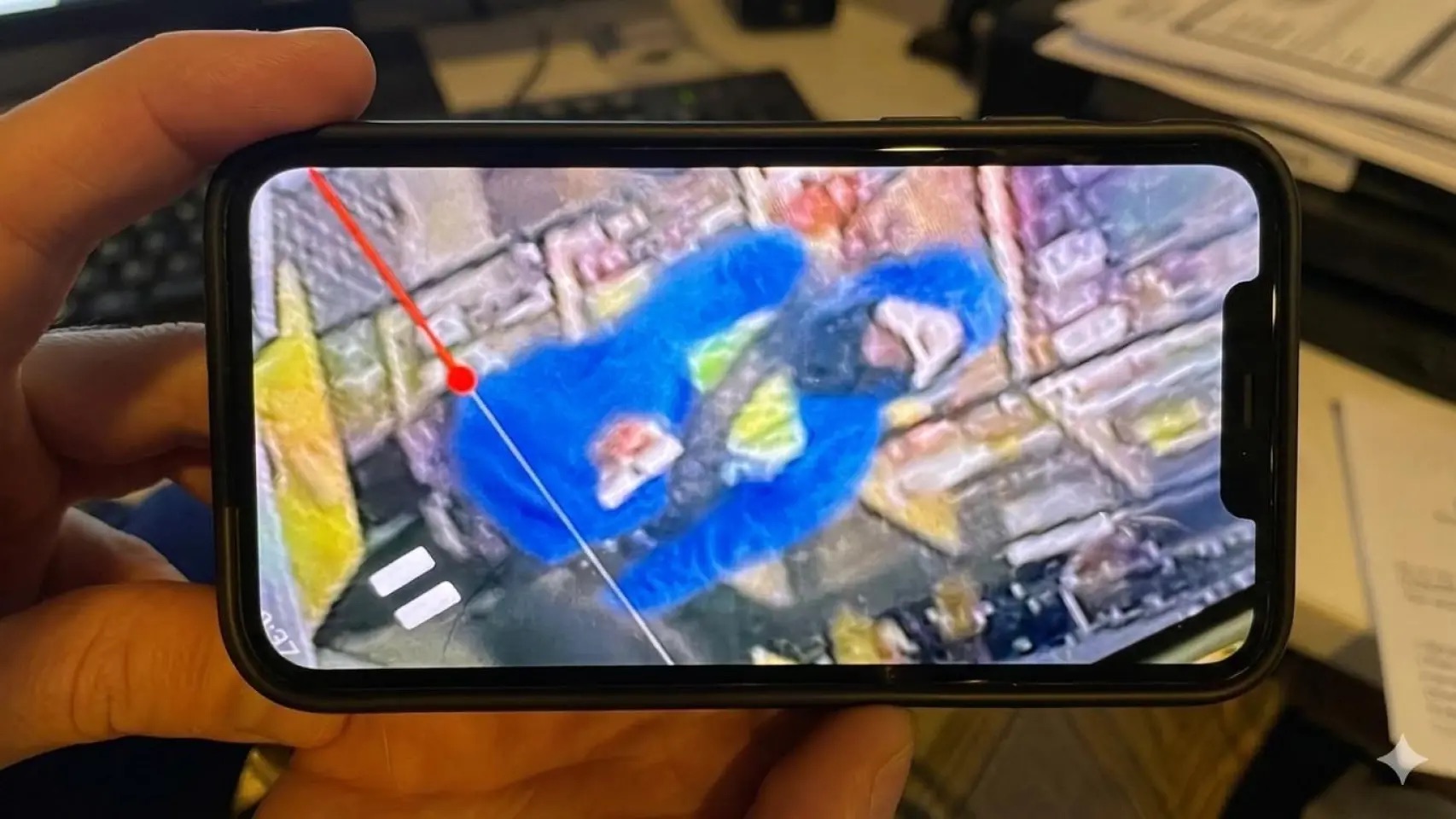 Un encapuchado atraca a punta de pistola dos comercios en el centro de Barcelona