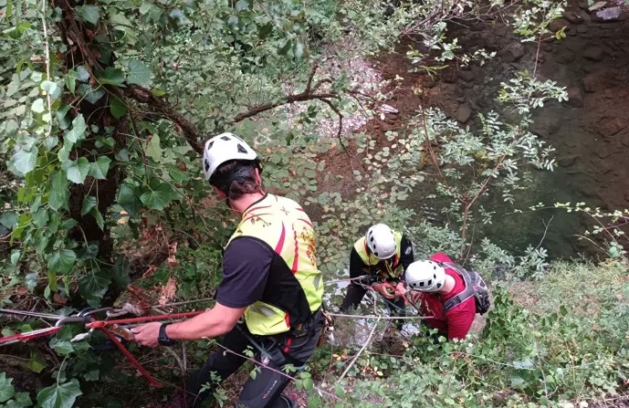 Rescatado un senderista tras precipitarse por un talud de dos metros en Vega de Liébana (Cantabria).