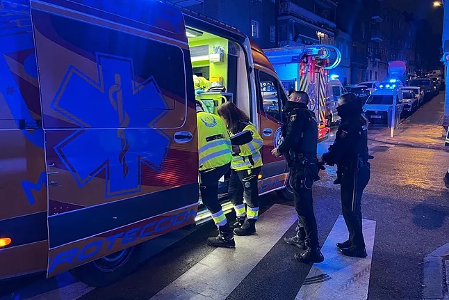 Dos jóvenes heridos graves tras una violenta reyerta a navajazos en Carabanchel
